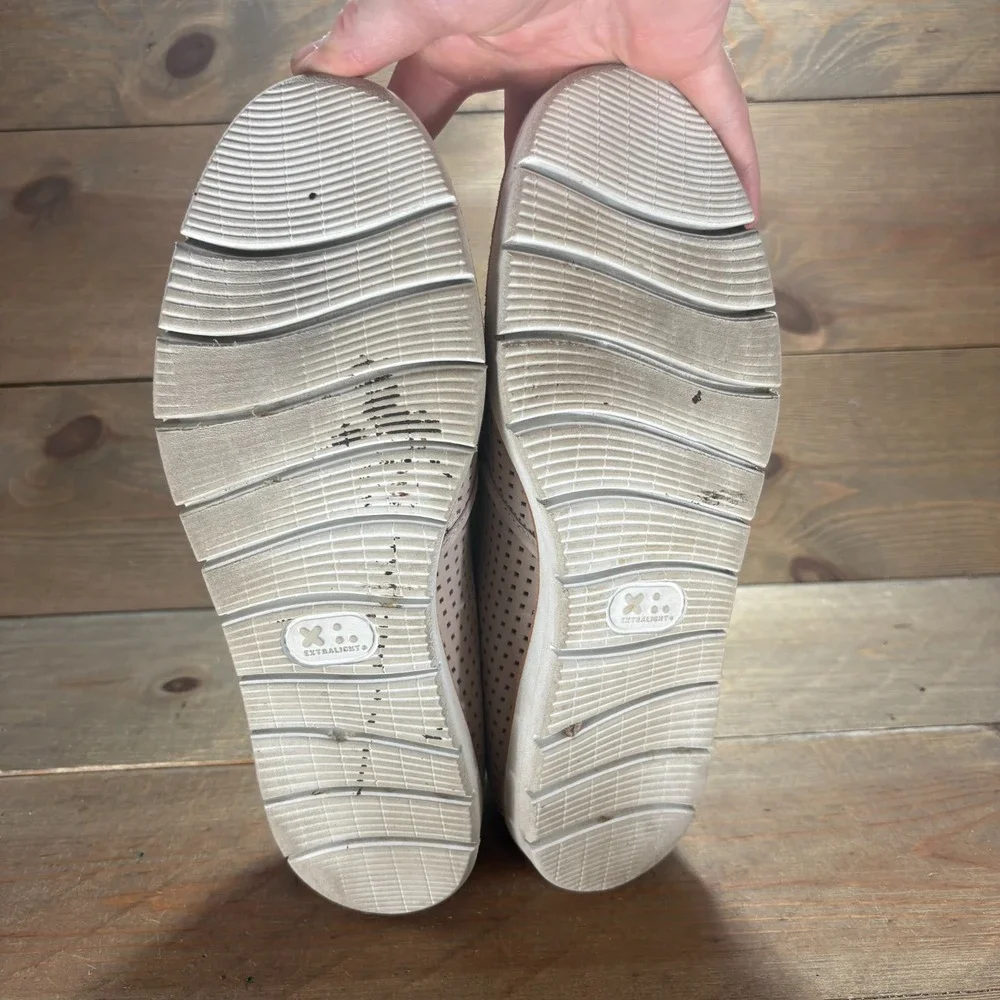 samuel hubbard samsport Womens size 7.5 shoes beige Leather Slip On sneakers